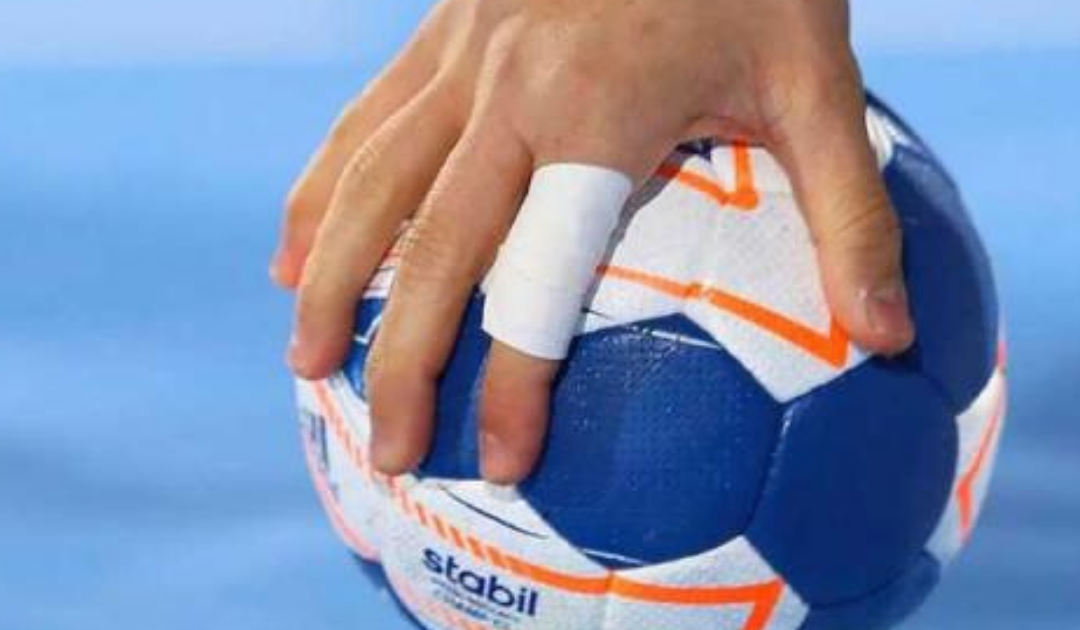 يكون تمرير الكرة بالأصابع للأمام من وقوف الوضع أماماً أو وقوف مع تقدم إحدى القدمين على الأخرى للأمام بمسافة مناسبة .