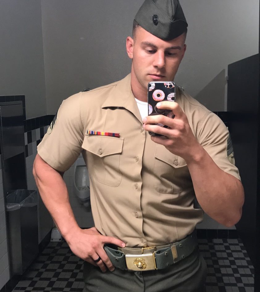 sexy-young-military-guy-uniform-selfie