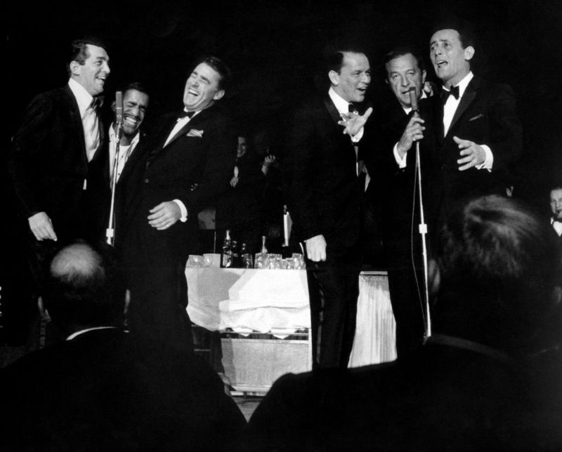 Members+of+the+Rat+Pack+performing+live+onstage+at+Sands+Hotel+in+Las+Vegas%2C+February+1960.+Photo+by+Bob+Willoughby-Redferns.jpg (800×644)