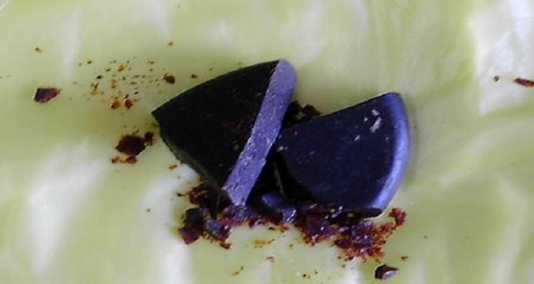 العالم الإخبارية للمتزوجين فقط شاهد السر وراء حجر جهنم الذي يبيعه العطارون للنساء