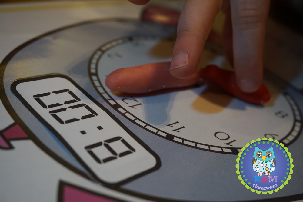 Telling Time by the Hour, HalfHour, Quarter Hour CCSS 1.MD.B.3 and a