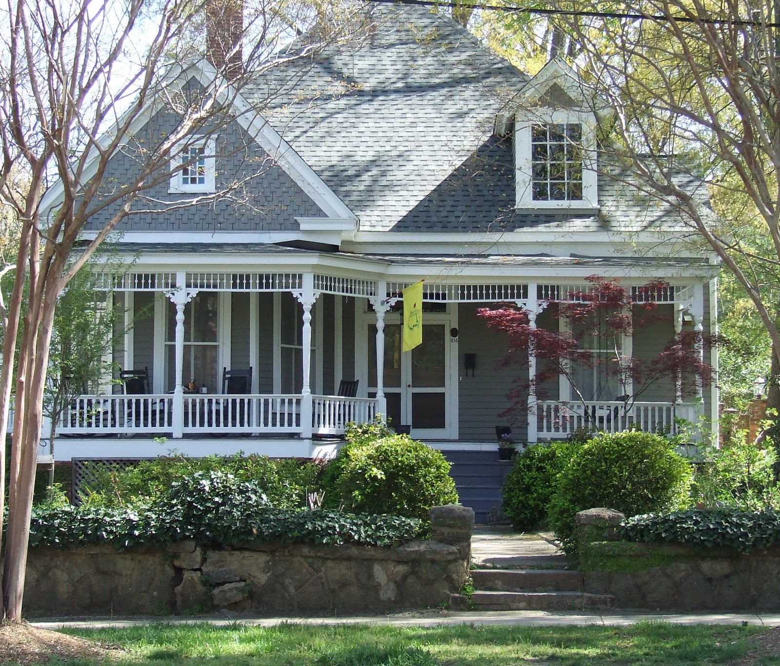 My Blue Cottage: Spring + Old Houses = A Beautiful Walk