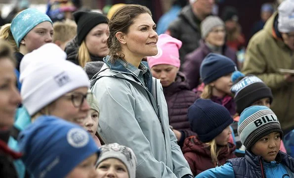 Crown Princess Victoria's day in Härjedalen began with a visit to Vemdalen's school. The Crown Princess met with the students