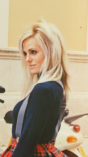 Alejandra Colomera vestida con jersey azul, falda roja cuadros escoceses, tirantes en color gris, calcetas gris y zapatos estilo colegial negro