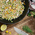 Insalata di farro con talli d'aglio, zucchine e pinoli