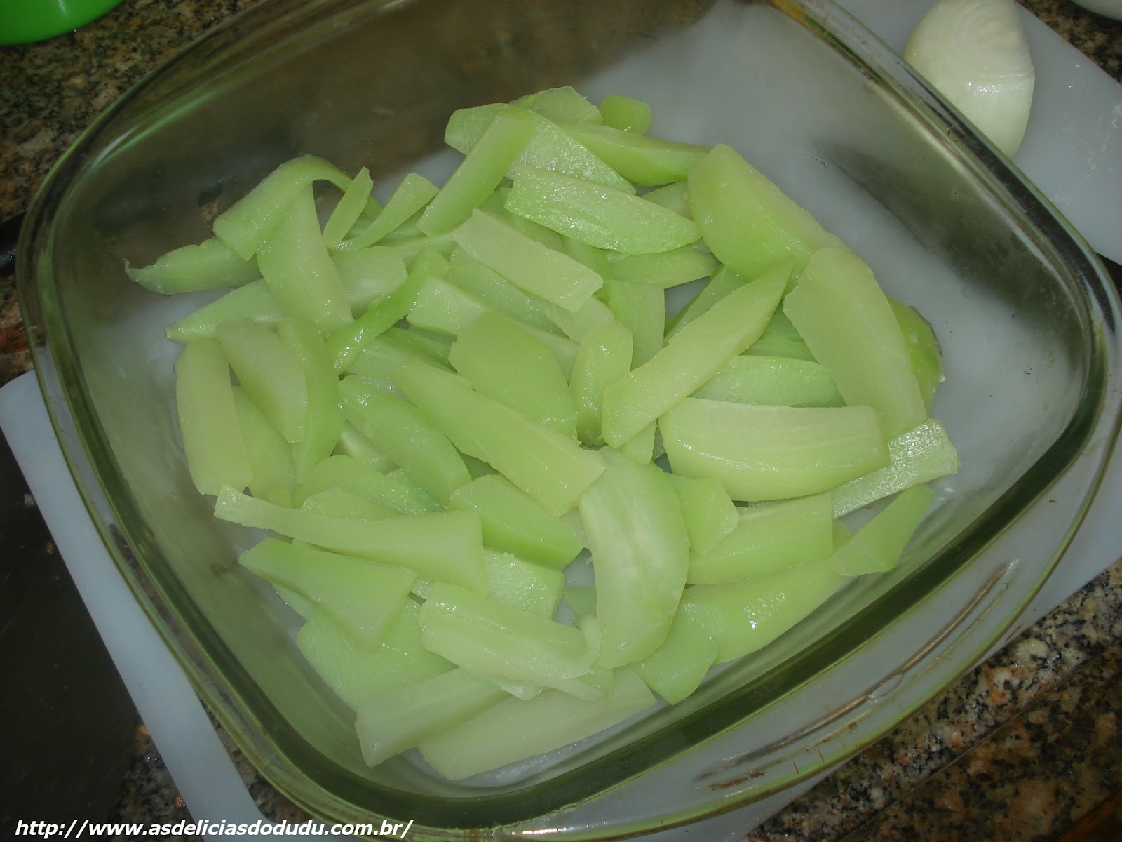 Cubra com o molho branco…