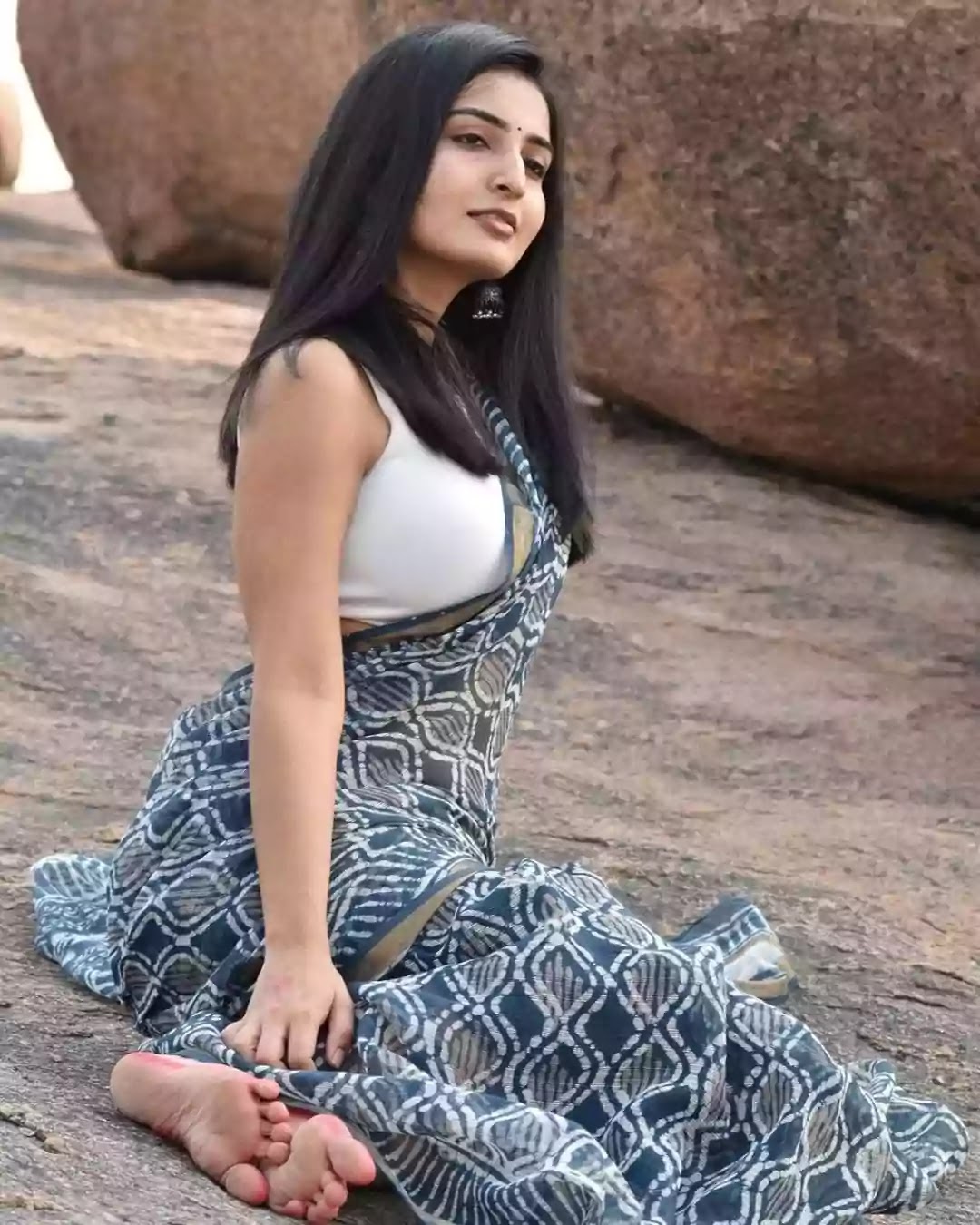 ananya-nagalla-in-indigo-printed-saree ananya-nagalla-in-indigo-printed-saree