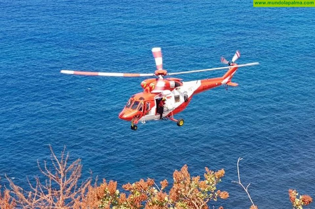 El helicóptero del GES rescató ayer a un hombre herido tras sufrir un golpe en el mar en Tijarafe