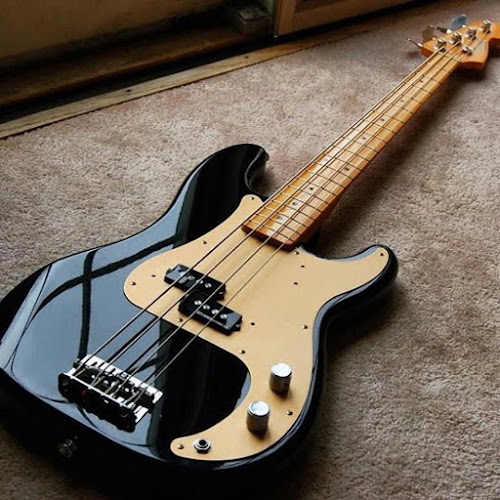 Gitar yang Cocok untuk Gaya Musik Metal gitar bass