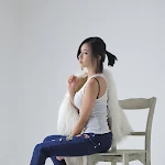 Kim Ha Yul – White Top And Jeans Foto 1