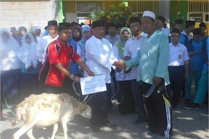 Peserta Didik MTs Model Berbagi Daging Kurban