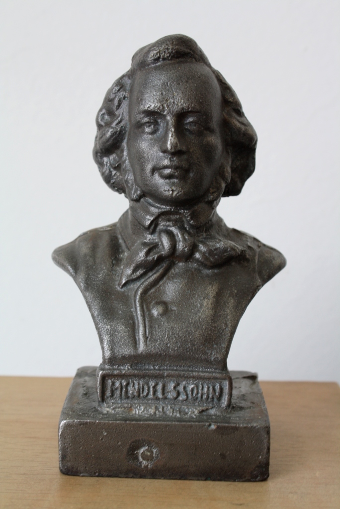 Tio Him & Co.: Patung dada besi Mendelssohn lawas / Vintage Mendelssohn