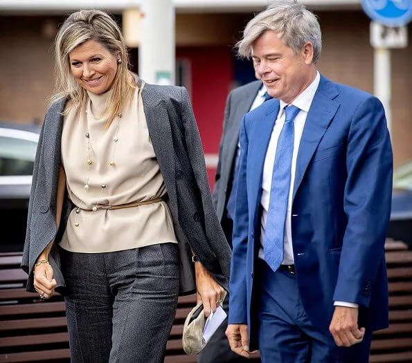 Queen Maxima wore a sleeveless high-neck shirt by Zara. Gerda Lynggaard gold necklace