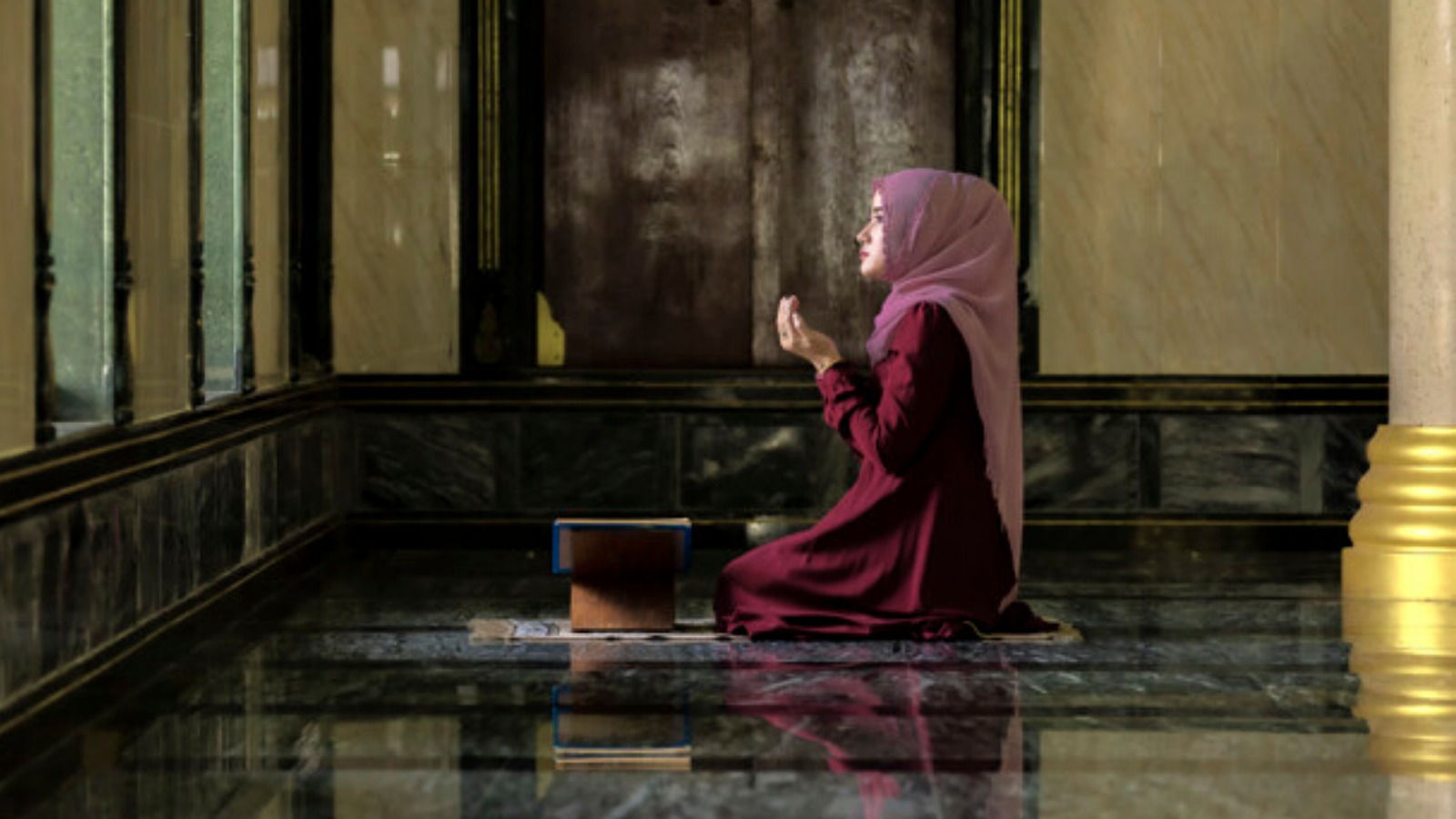 wanita membaca doa istikharah