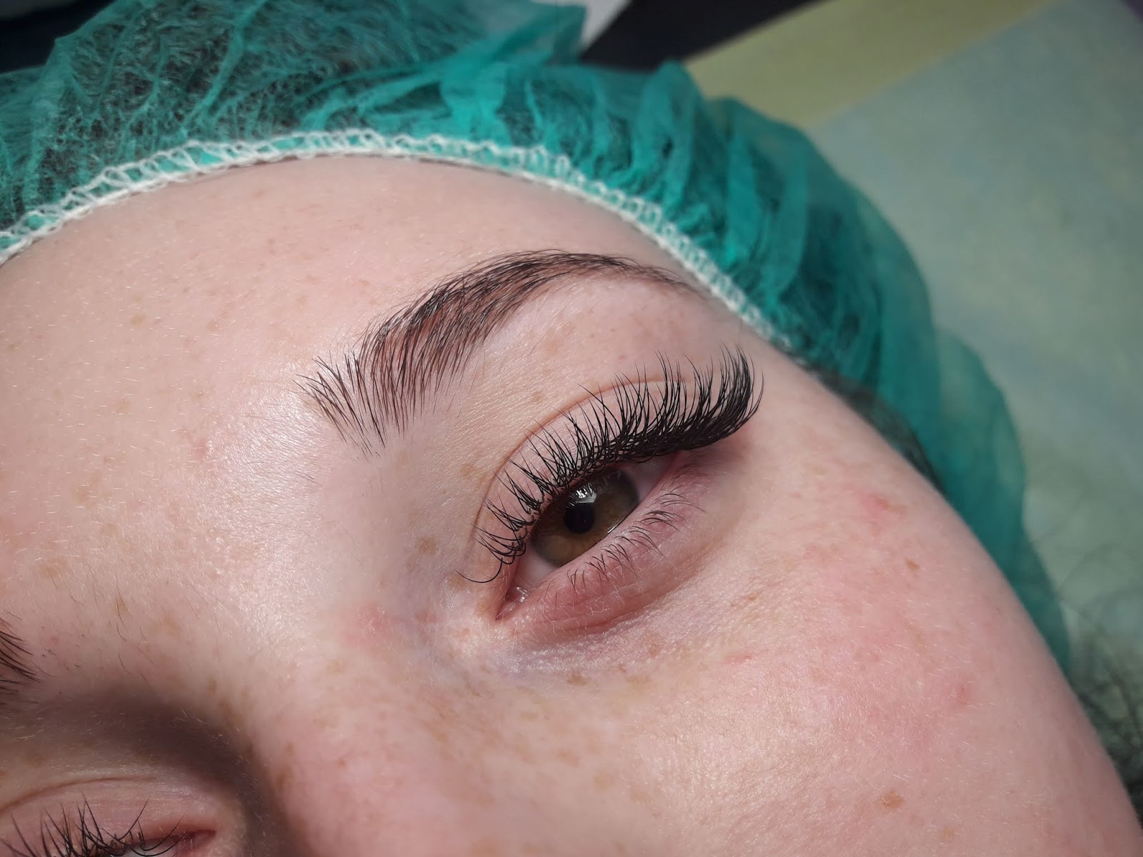 Lashmaker How to comb eyelashes