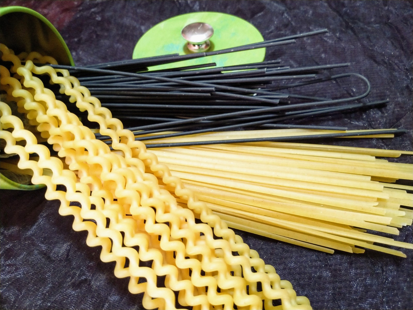 Fusilli lunghi con gambas al ajillo y espárragos trigueros