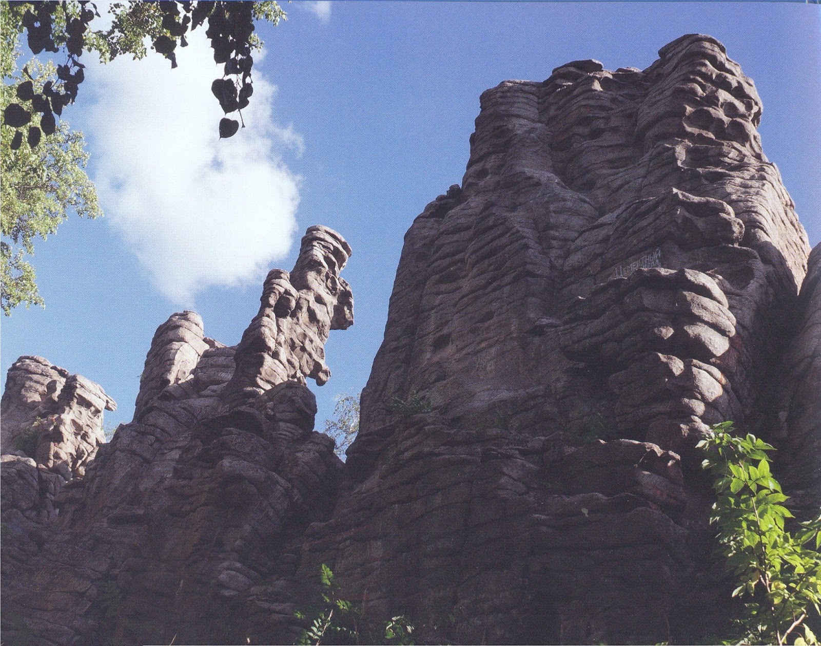 брат урала. скалы семь братьев свердловская область. скалы семь братьев урал. гора семь братьев урал. гора семь братьев свердловская область.