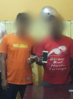 Dua tersangka penadah HP milik Santi. Dua tersangka penadah HP milik Santi.