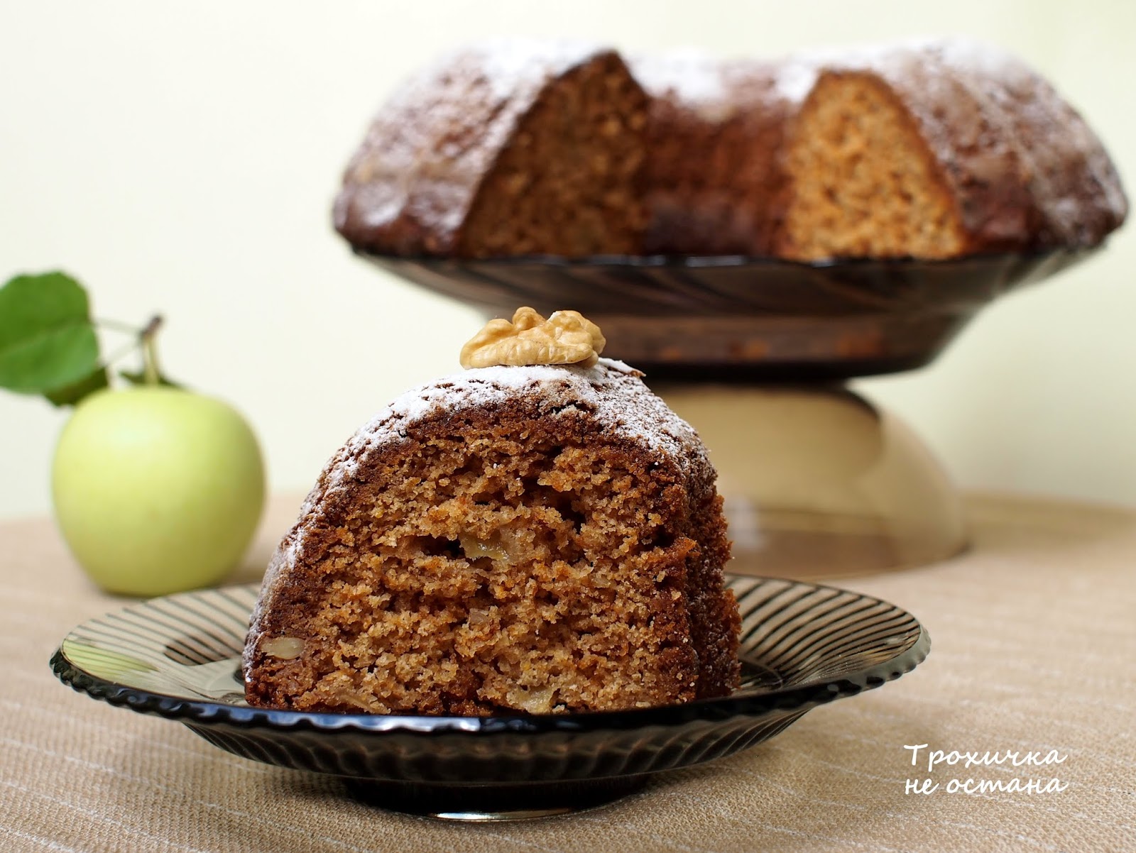 Кекс с орехами и яблоками