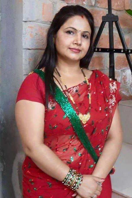 25 Hot Indian Housewife Phot