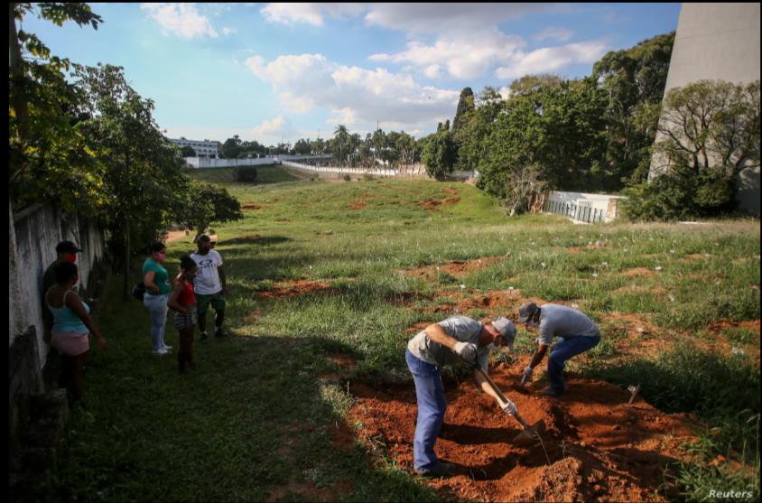 Sepultureros entierran a una víctima de COVID-19 en un cementerio de la ciudad de Porto Alegre, Brasil, el 6 de abril de 2021 / REUTERS