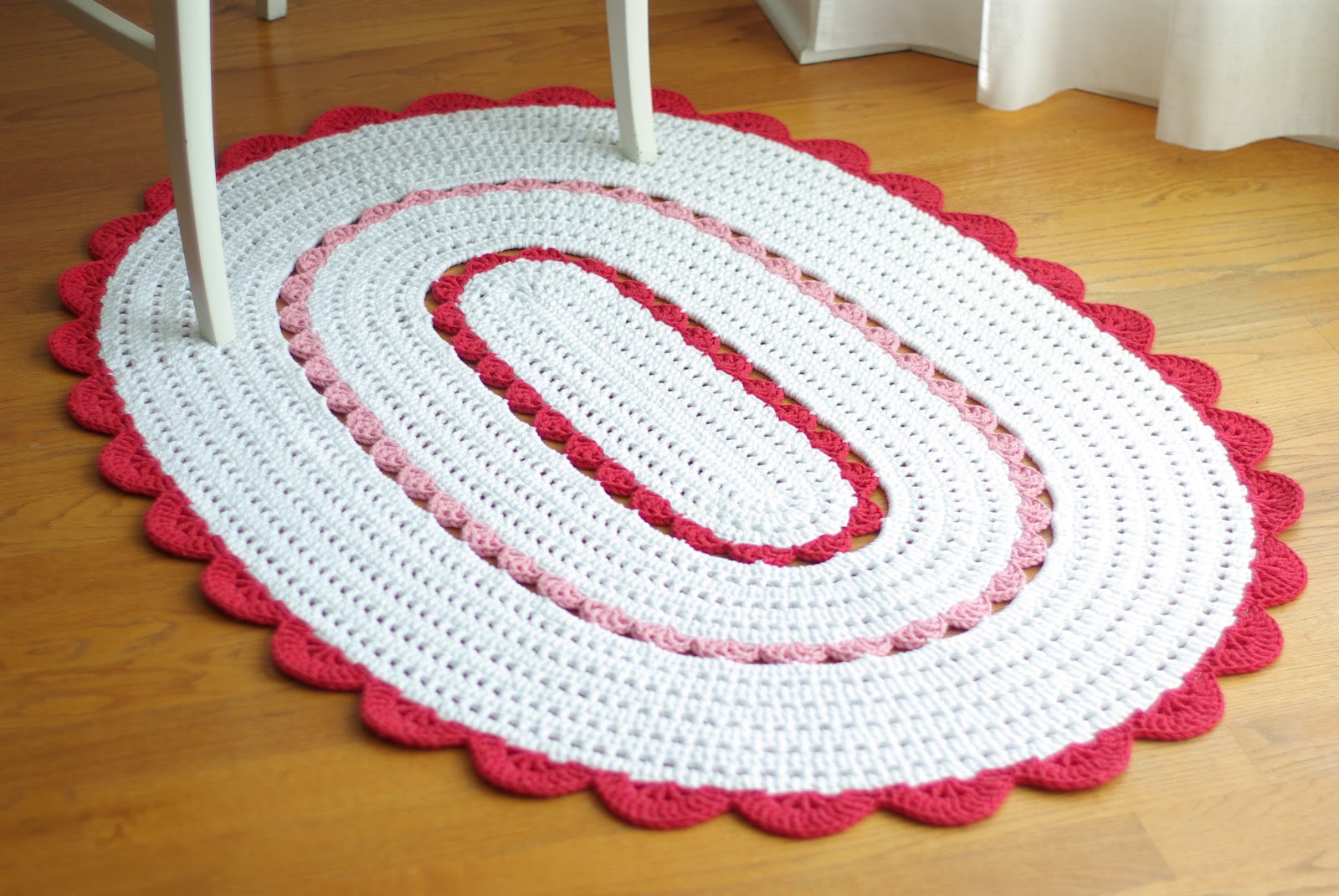 вязаные коврики крючком. вязаные коврики крючком. коврики связанные крючком. разноцветный коврик крючком. вязание кружка для пола.