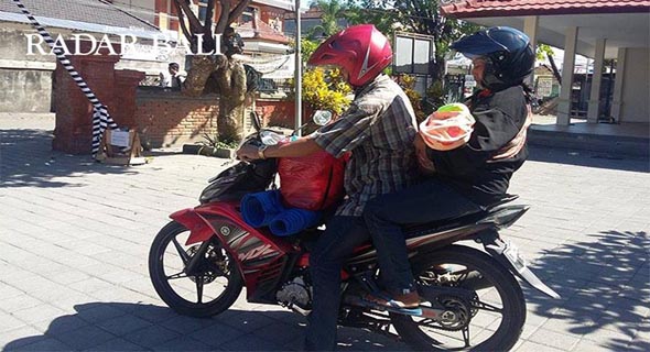 Heboh, Mahalnya Biaya Sewa Ambulan, Petani Miskin Bawa Pulang Jenazah Anaknya Dengan Mengendarai Motor Heboh, Mahalnya Biaya Sewa Ambulan, Petani Miskin Bawa Pulang Jenazah Anaknya Dengan Mengendarai Motor