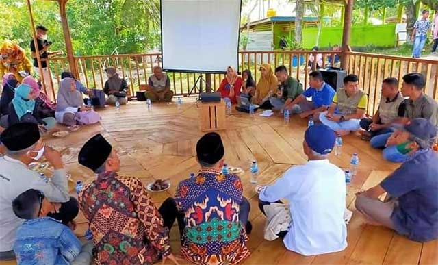 Rombongan Desa Wisata Kubu Gadangberdiskusi di Green Talao Park Ulakan