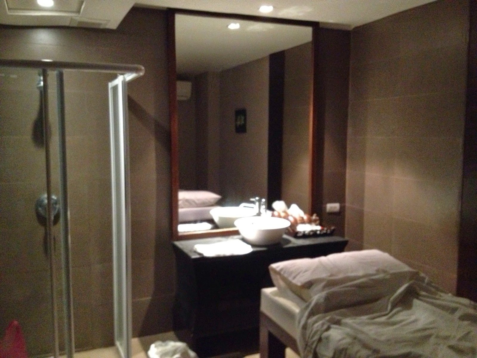 Bangkok - Health Land Asoke massage therapy room with shower