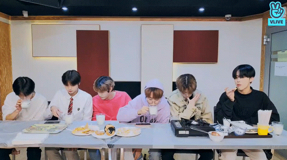 6명의 아이돌 연습생들이 브이앱에서 보여준 요리수준.gif | 인스티즈