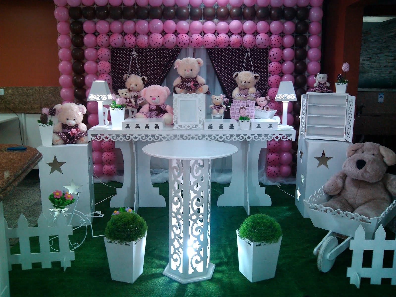 Ursos rosa com tela de PDS e mesa provençal