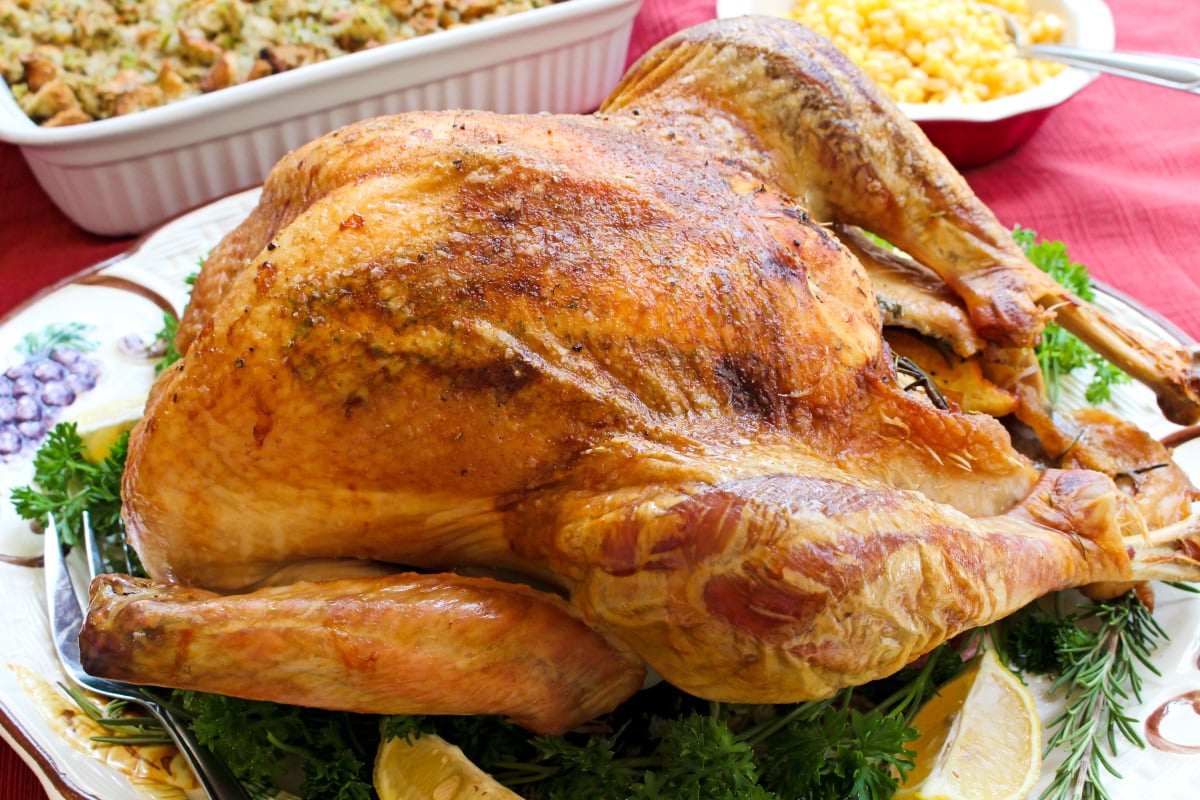 Easy Oven Roasted Turkey | The Two Bite Club | #thanksgiving #turkey This Easy Oven Roasted Turkey recipe makes the best juicy, tender, golden brown turkey that is perfect for the holidays. You will want to use this recipe year after year! #thanksgiving #turkey