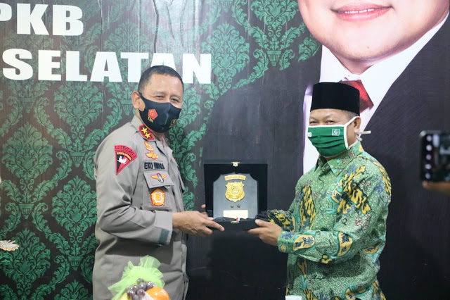 Palembang - majalahglobal.com: Silahturahmi Kapolda Sumsel Irjen Pol Drs. Eko Indra Heri S, M.M., ke Pengurus DPW Partai PKB Provinsi Sumsel di Jalan Karateka Blok H. No.18  Kel.Lorok Pakjo Kec Ilir Barat I Palembang. Selasa, (4/8)  Dihadiri oleh Dit Intelkam Kombes Pol Drs. Budi Sahjidin,M.Si., Dir Narkoba Polda Sumsel Kombes Pol Heri Istu Hariono,S.Si., dan Kabid Humas Polda Sumsel Kombes Pol. Supriadi, M.M.  Tujuan kedatangan Kapolda kali ini adalah bersilahturahmi sekaligus memperkenalkan dirinya sebagai pejabat baru dilingkungan kepolisian daerah sumatera selatan. Hubungan yang telah harmonis dan terjalin baik selama ini dengan Polda Sumsel diharapkan agar terus terjaga.   Kapolda dalam kesempatan ini memperkenalkan beberapa program yang saat ini dimiliki oleh polda sumsel salah satunya Mang Pedeka atau Polisi Dulur Kito. Disini maksudnya adalah Polisi itu dulur jadi setiap permasalahan apapun itu diselesaikan dengan cara bedulur atau kekeluargaan, jadi tidak perlu takut melaporkan atau memberitahu apabila ada berbagai macam informasi yang dapat mengganggu kamtibmas yang ada disumsel. Karena ini tugas kita bersama selain itu polda sumsel akan lebih meningkatkan pelayanan kepada masyarakat agar masyarakat dapat terlayani dengan baik, ujarnya.  Untuk itulah Kapolda berusaha meningkatkan mutu pelayanan kepada masyarakat dengan memperbaiki Sumber Daya Manusia (SDM) yang dimiliki saat ini. Terobosan yang dilakukan Kapolda Sumsel yaitu dengan membuat surat pengakuan dosa bagi personil yang pernah terlibat penyalahgunaan narkoba untuk memperbaiki dirinya. Kemudian Kapolda membuat program PDK Jero dimana para personil tersebut diberikan kesempatan dan pelatihan untuk memperbaiki dirinya. Agar nantinya para personil tersebut kembali dapat bertugas memberikan pelayanan kepada masyarakat dengan baik. Ini juga sebagai bentuk ketegasan dan keseriusan Polda Sumsel untuk memberantas penyalahgunaan dan peredaran narkoba diwilayah sumsel, pungkasnya.  Terkait Pilkada Serentak 2020 yang sebentar lagi akan kita jelang diharapkan kita semua dapat ikut berkerjasama serta berpartisipasi aktif untuk mensukseskan Pemilukada yang aman dan kondusif diwilayah sumsel. 7 (tujuh) kabupaten / kota yang akan melaksanakan pilkada tersebut mari kita dukung dan jaga pelaksanaanya agar pesta demokrasi untuk memilih pemimpin yang akan menjadi wakil rakyat didaerah tersebut dapat sukses seperti yang kita inginkan bersama.  Kapolda mengucapkan terimakasih  kepada Ketua DPW PKB dan Para Pengurus serta Kader DPW PKB Provinsi Sumsel atas sambutan yang hangat pada hari ini, semoga kita semua diberikan keberkahan oleh Tuhan YangKapolda Sumsel Silaturahmi ke Pengurus DPW PKB Sumsel Maha Esa dan selalu sukses kedepannya. (Tri Sutrisno)