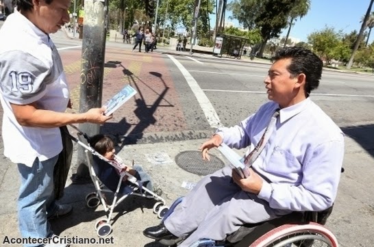Pastor evangeliza en silla de ruedas