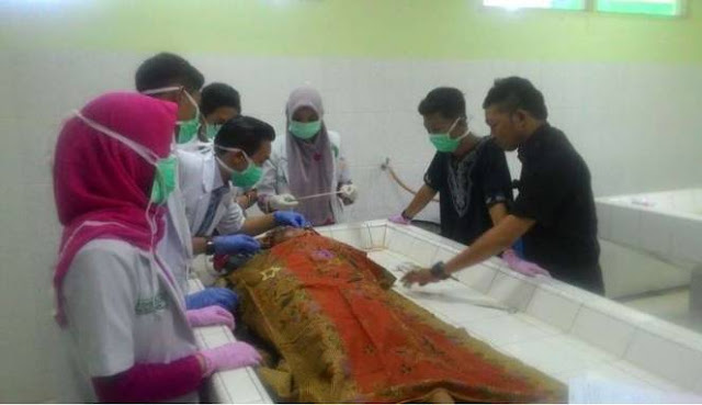 Kasih Ibu Sepanjang Masa, Telah Dibuktikan Oleh Rasmiati yang Rela Kehilangan Nyawa Demi Keselamatan Anaknya yang Hampir Tenggelam Kasih Ibu Sepanjang Masa, Telah Dibuktikan Oleh Rasmiati yang Rela Kehilangan Nyawa Demi Keselamatan Anaknya yang Hampir Tenggelam