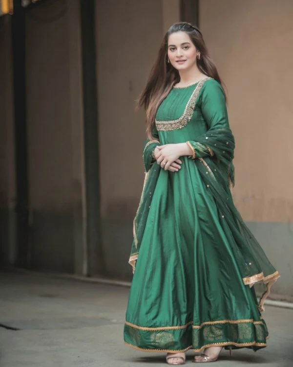 Aiman Khan Beautiful Pictures Wearing Her own Clothing Brand