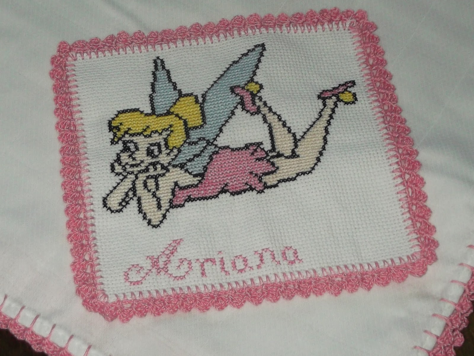 A minha arte: ponto cruz e crochê: Fralda com sininho em ponto cruz e