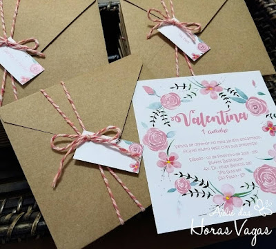 convite de aniversário infantil artesanal personalizado guirlanda floral aquarelado rosa delicado envelope papel kraft rústico
