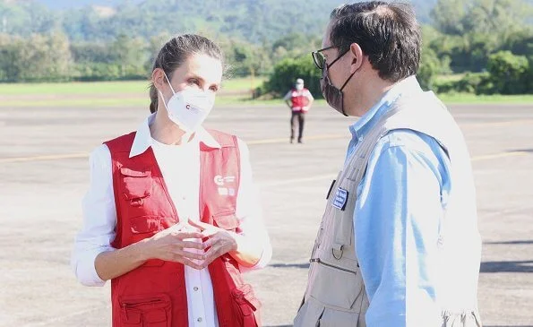 Queen Letizia wore a new white shirt and waist skinny fit buttoned trousers from Massimo Dutti. Letizia wore a new boots from Panama Jack