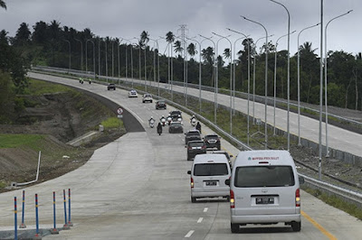 Lewat Jalur Darat Lewat Jalur Darat