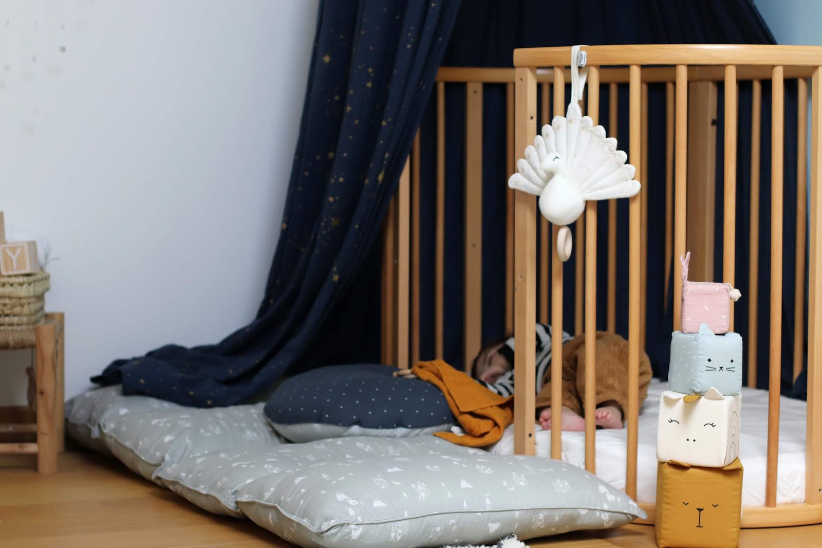Les 5 avantages d'un lit au sol pour bébé façon Montessori