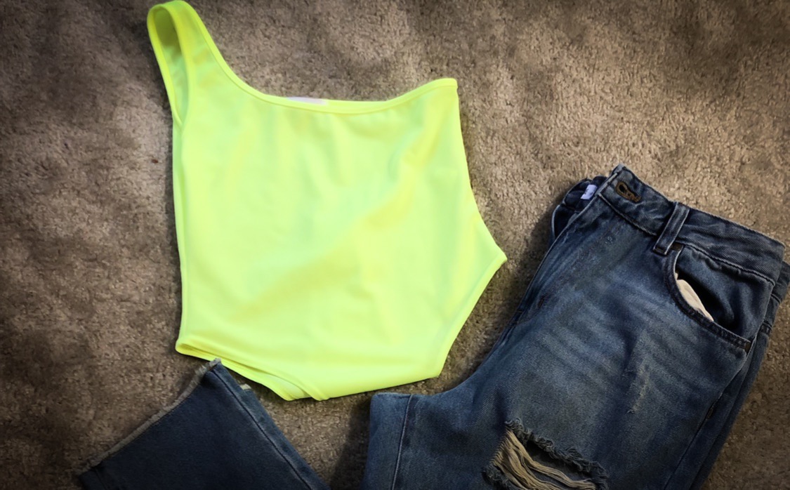 Femm luxe, luxe gal, summer trends, fall trends, neon green trend, mom jeans