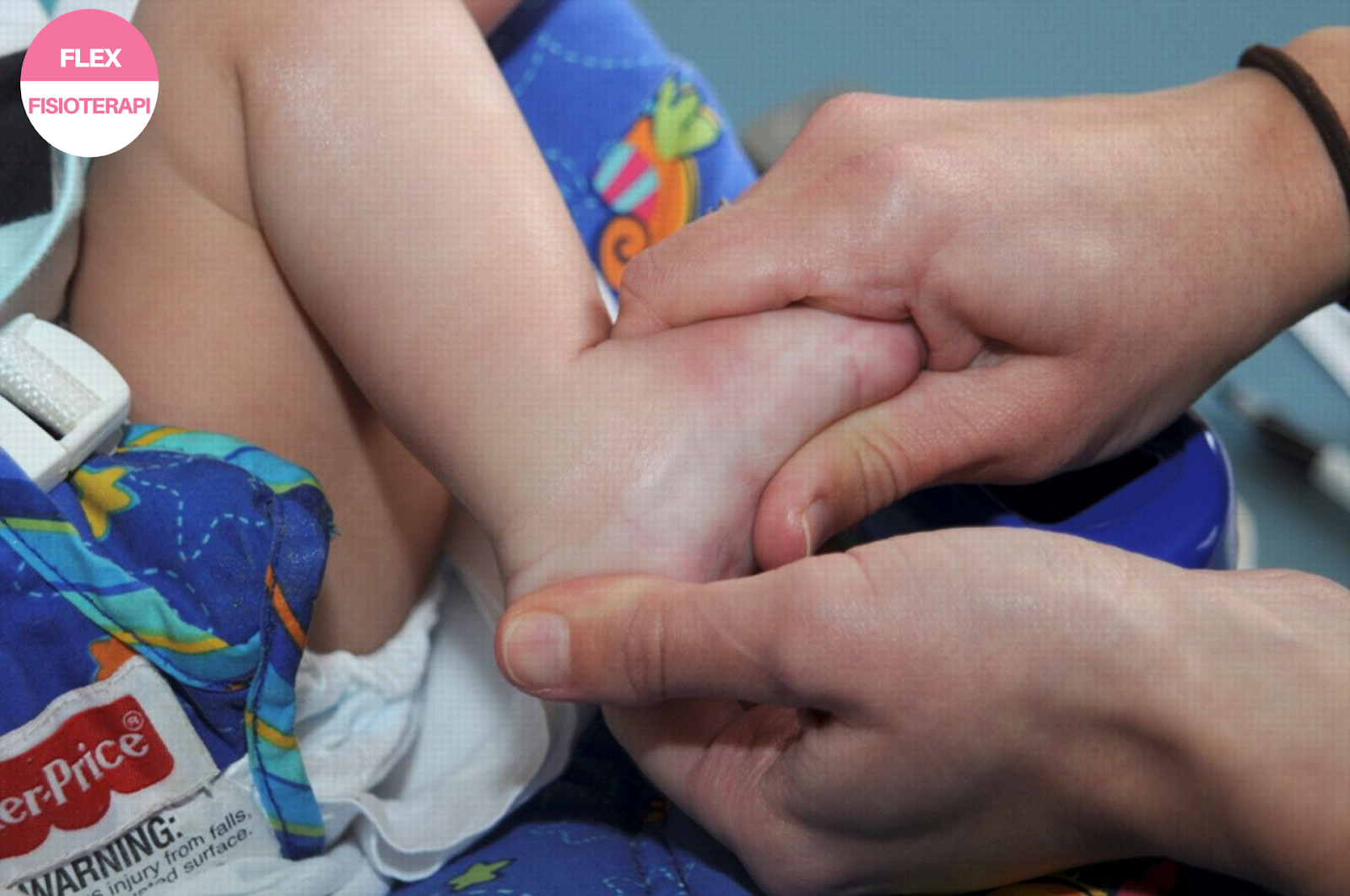 Рука нога когда у ребенка. Деформация стопы у младенца. Массаж ног для детей. Деформация конечностей у детей.