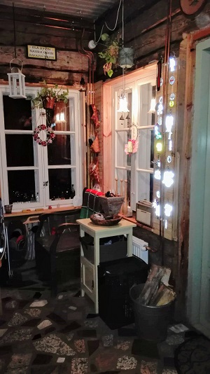 Eteisen ikkunanurkkauksessa on mm. kätevä pottatuoli. eteinen säilytysratkaisut