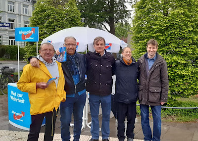 Bernd Baumann am Infostand in Groß Flottbek