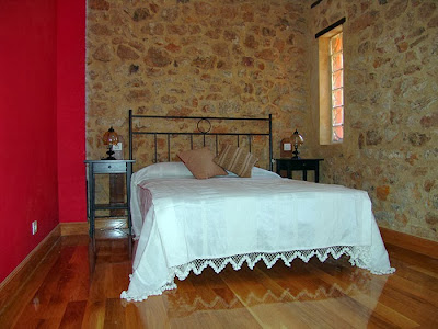 habitación de hotel en rojo