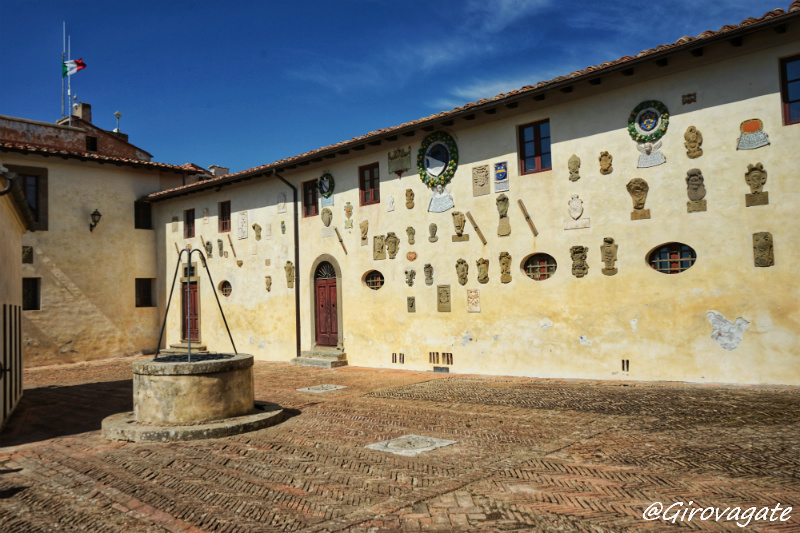 castello di lari cortile