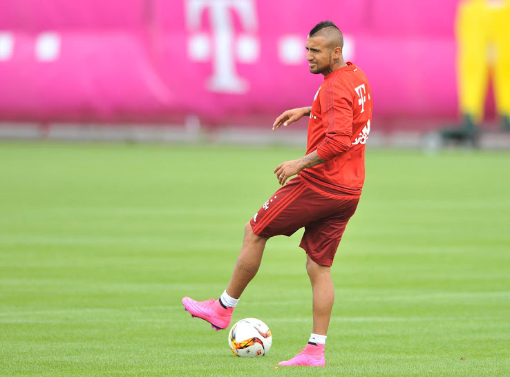 Popa es suficiente Arriba Arturo Vidal Trains in Pink Nike Mercurial Superfly Boots in First Bayern  München Training - Footy Headlines