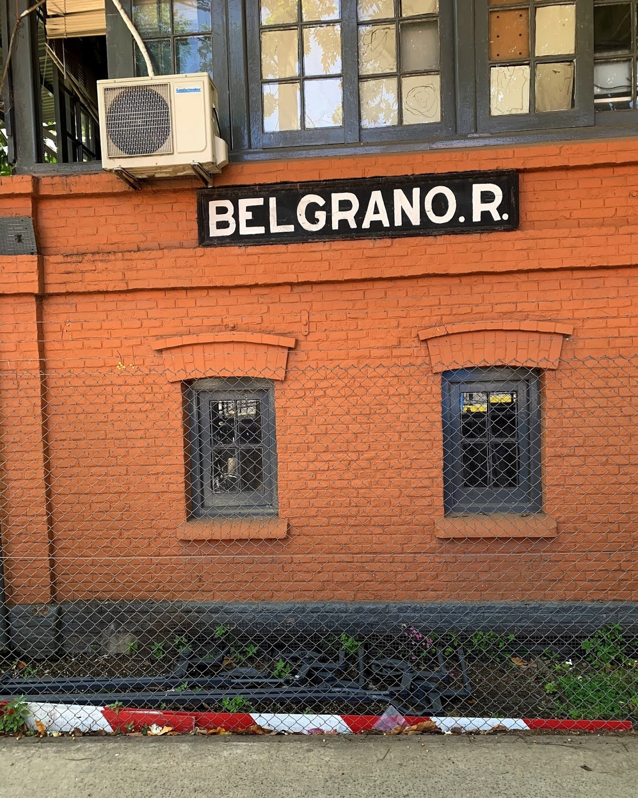 pensando la bronca Estacion Belgrano R🚉