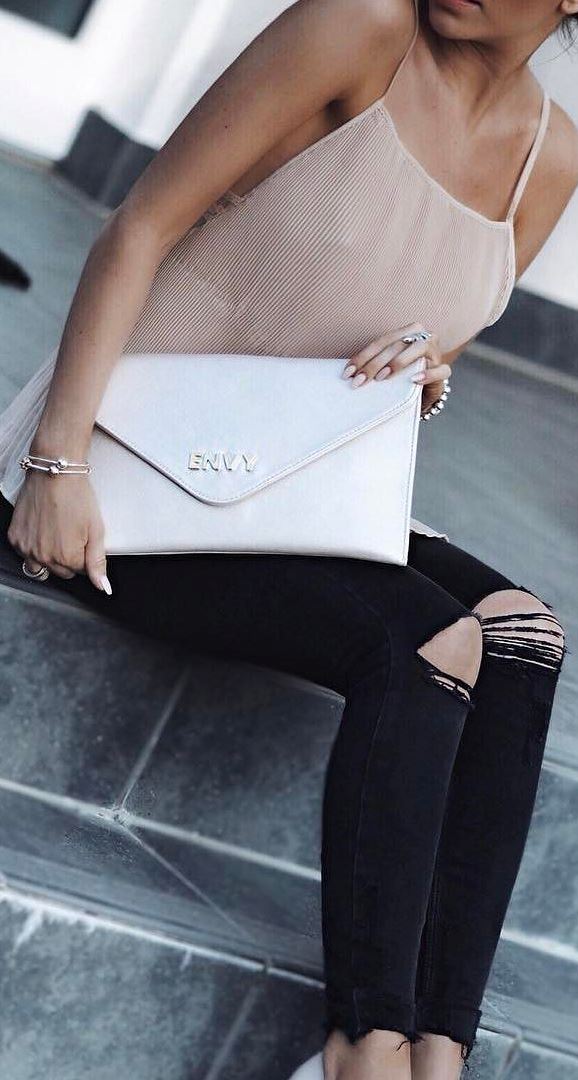 simple casual style: top + bag + ripped jeans